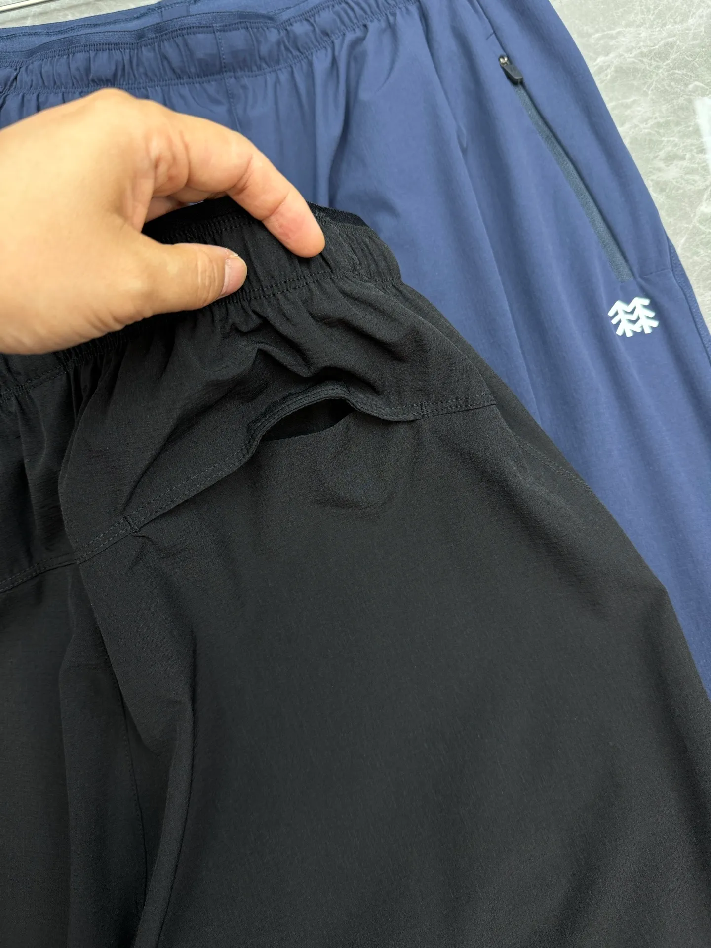 190 ⚜️KOLON SPORT Kolon quick-drying trousers, Original new product recommendation❤️Sun protection, cool on contact, perfect for outdoor use! The side zipper pockets are super practical, and the three-dimensional shape of the leg brand tree is low-key and recognizable. The back waist is matched with brand letters. Slim-fitting and quick-drying outdoor fabric, Breathable and comfortable, solid color and simple Versatile, elastic waist + drawstring design, suitable for all body types, easy to control in daily commuting, sports, and outdoor, highly practical! All three standards! Color: Black.Blue.Sizes: M-2XL (L is recommended for 175/145 pounds)